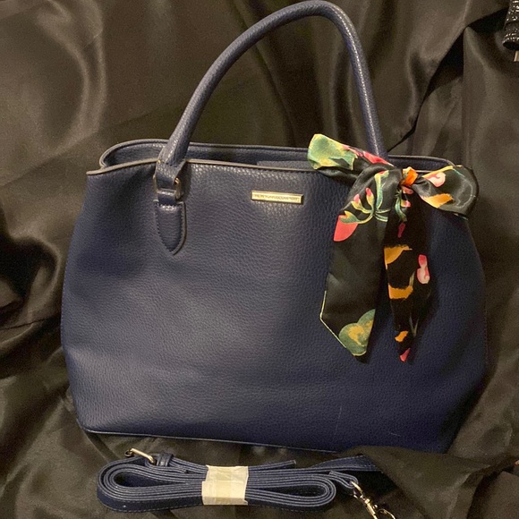 BLUE NEW YORK & COMPANY SACHET BAG. The bag has 2 compartments. - Picture 1 of 9